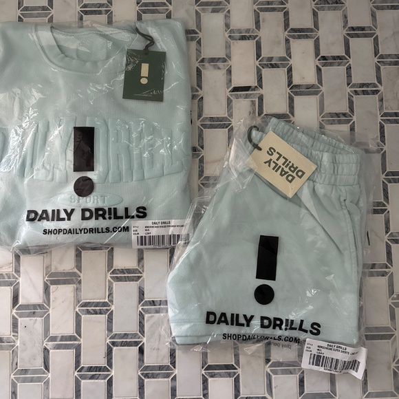 Daily Drills Monochrome lakeday oversized crew Xs/sm and shorts m/l NWT - Picture 3 of 5